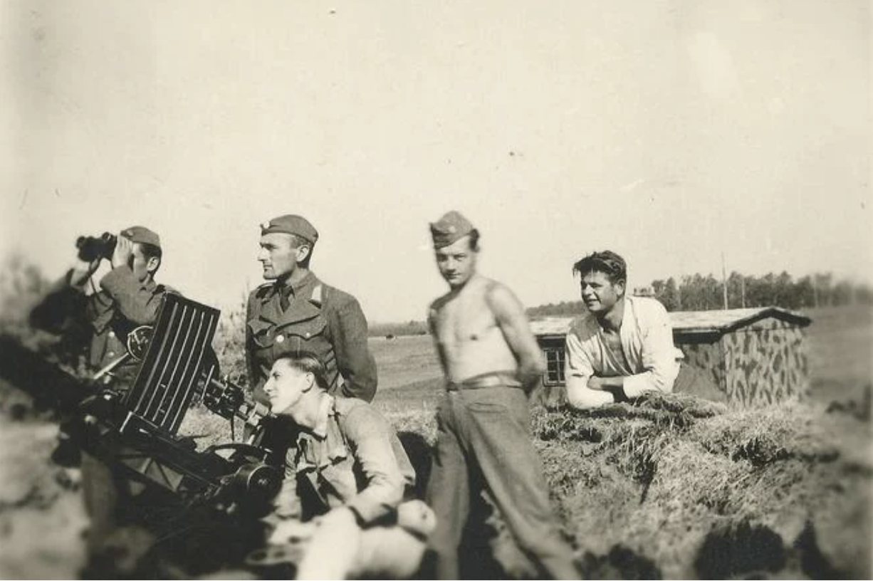 Matej Beznák za mieridlami protilietadlového kanóna, Žitomir 1942